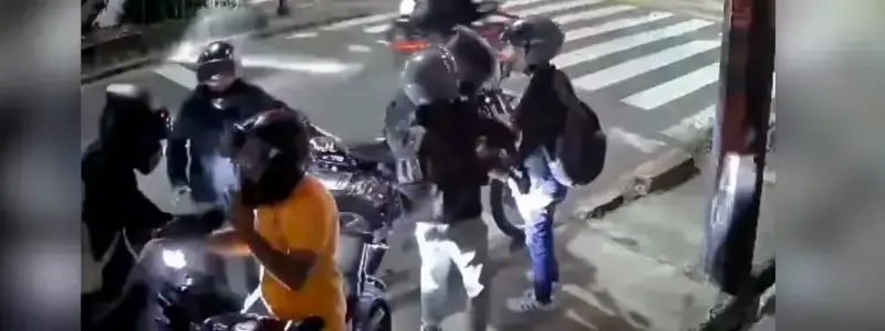 EN VIDEO: ¡De película! Ocho sujetos armados se robaron una moto en Bello