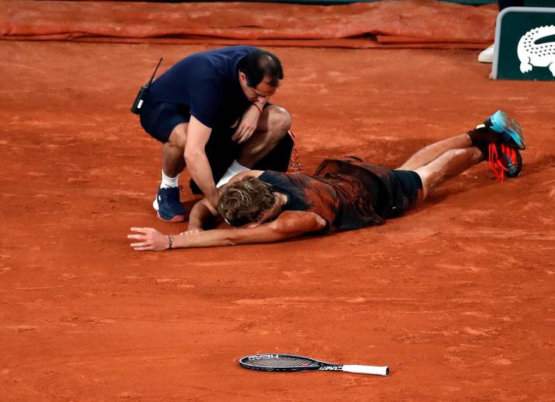 Mientras disputaba el segundo set, el alemán Alexander Zverev sufrió una lesión de tobillo que lo sacó del partido. FOTO: EFE 