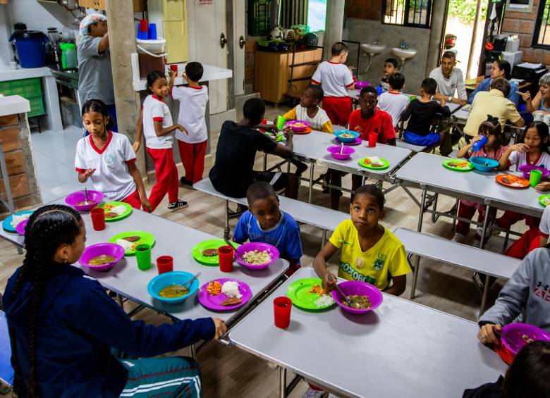 La historia del “milagro” diario que alimenta a 90 estudiantes en comedor de La Sierra, en Medellín