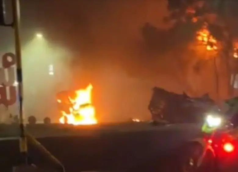 Un camión bomba explotó en la madrugada de este sábado frente al comando de Policía en Cúcuta. FOTO: Captura de video redes sociales