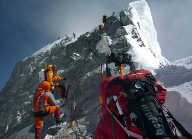 La mayoría de los candidatos estarán acompañados por guías, lo que significa que más de 900 montañistas. FOTO: AFP