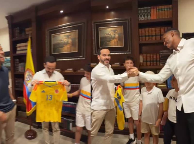 Yerry Mina y Juan Guillermo Cuadrado visitaron la residencia de Abelardo de la Espriella y le entregaron una camiseta de la Selección Colombia durante un encuentro que fue compartido en redes sociales. FOTO: captura de video vía Abelardo de la Espriella en Instagram. 