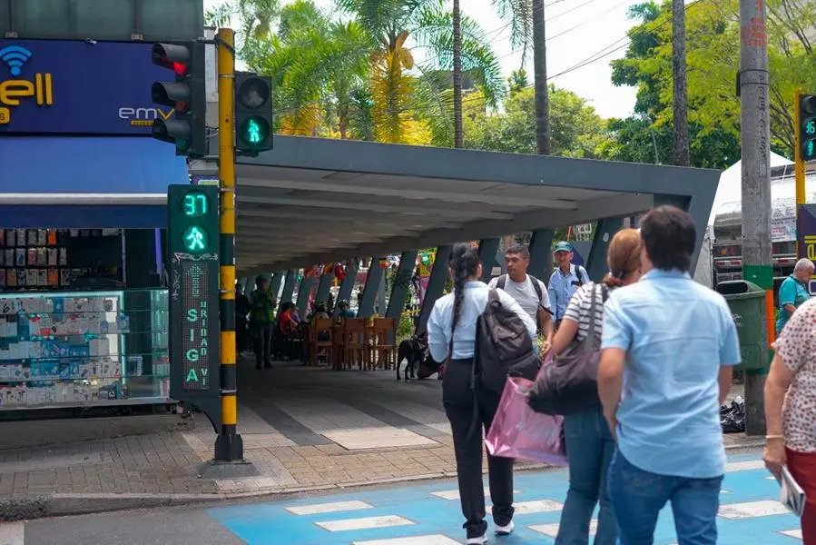Los semáforos les avisan a los usuarios el mejor momento para pasar; también son una alerta para los conductores. FOTO: ALCALDÍA 
