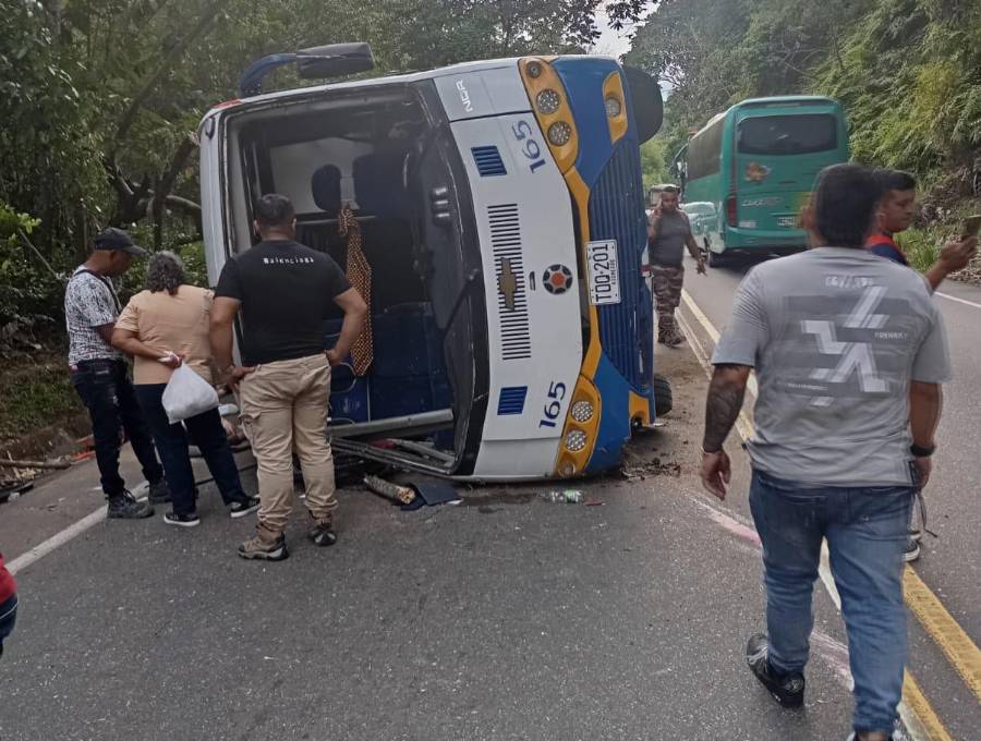 Un bus afiliado a TransOriente se volcó en la autopista Medellín-Bogotá, en jurisdicción de San Luis, Antioquia, dejando dos muertos y siete heridos. FOTO tomada de redes sociales