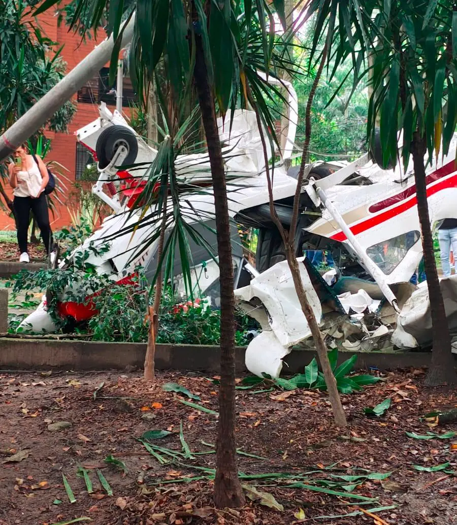 Esta es la avioneta precipitada en el barrio Estadio, de Medellín, en la tarde de este viernes. Las autoridades desconocen las causas por las cuales se accidentó. FOTO: CORTESÍA