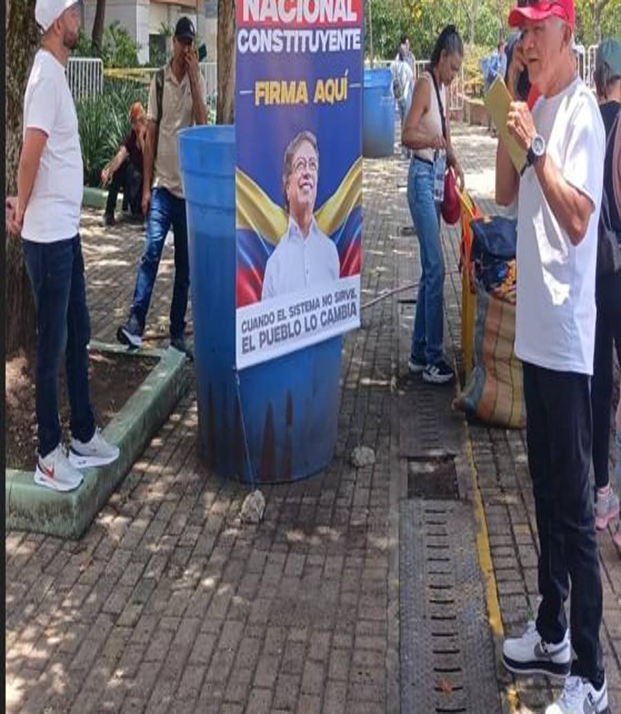 A un costado del parque San Antonio, había un grupo de personas recogiendo firmas para la Asamblea Nacional Constituyente, con una imagen del presidente Petro. FOTO: El Colombiano.