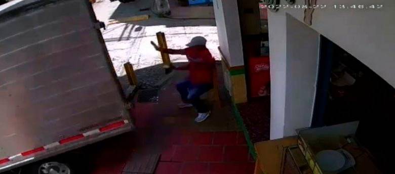 El hombre solo sufrió una lesión en la pierna. IMAGEN TOMADA DEL VIDEO