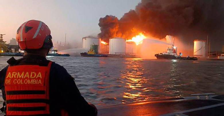 El incendio se produjo en la madrugada de este miércoles 21 de diciembre. FOTO: TOMADA DE TWITTER @ArmadaColombia