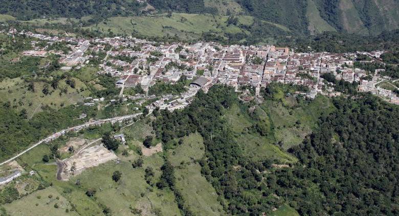 Encuentro comunitario terminó en tragedia: desplome de muro en Ituango, Antioquia, deja dos muertos y un herido