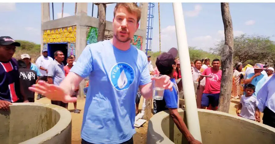 MrBeast visitó a Colombia, el multimillonario youtuber aterrizó en La Guajira para llevar agua potable. FOTO: Tomada de video.