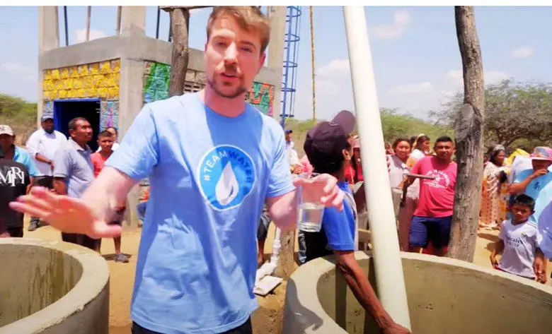 MrBeast visitó a Colombia, el multimillonario youtuber aterrizó en La Guajira para llevar agua potable. FOTO: Tomada de video.