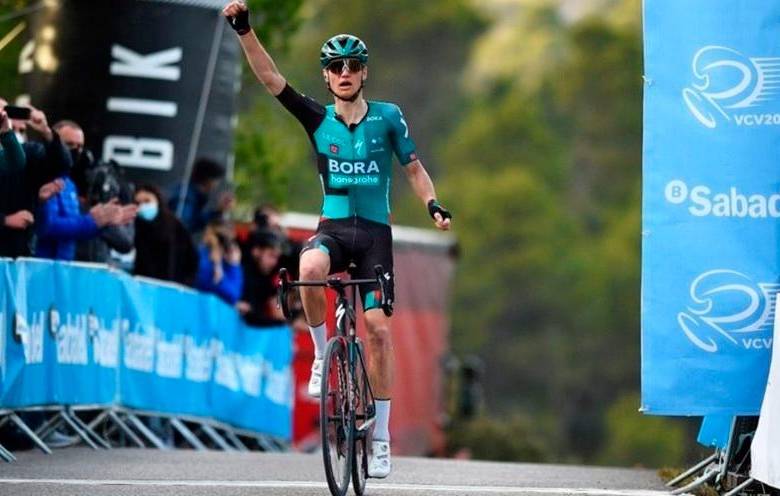 Este fue el momento de la llegada de Aleksandr Vlasov, ganador de la quinta etapa de la Vuelta a Suiza y líder de la carrera. FOTO TOMADA TourdeSuisse2022