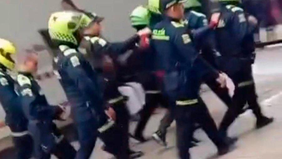 El sujeto salió hasta con casco de la policía puesto para evitar ser agredido. FOTO: Captura de video