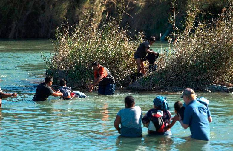 Así es el peligroso Río Bravo por donde cruzan los migrandes para llegar a Estados Unidos. FOTO: AFP