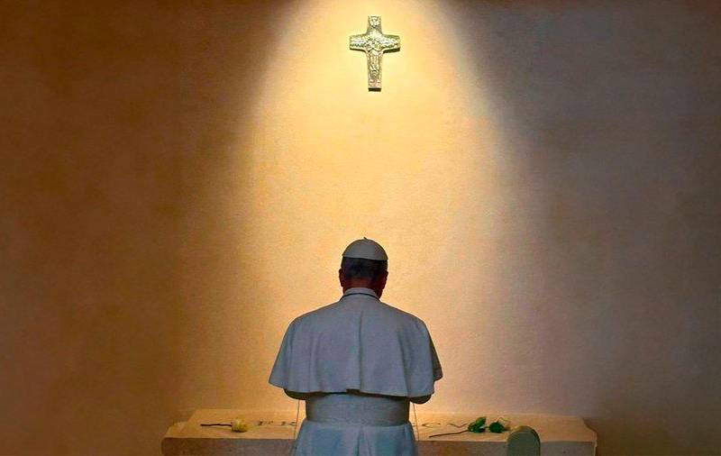 El papa León XIV durante su visita a la tumba de su predecesor Francisco, quien falleció el pasado 21 de abril. FOTO Vatican News