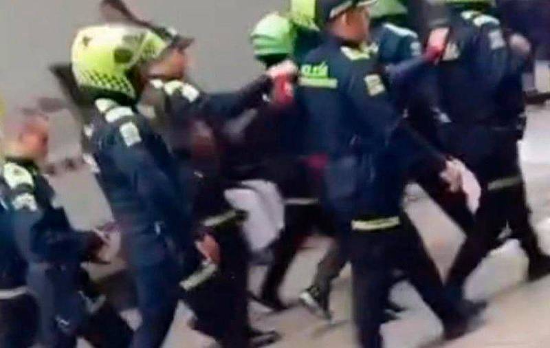 El sujeto salió hasta con casco de la policía puesto para evitar ser agredido. FOTO: Captura de video