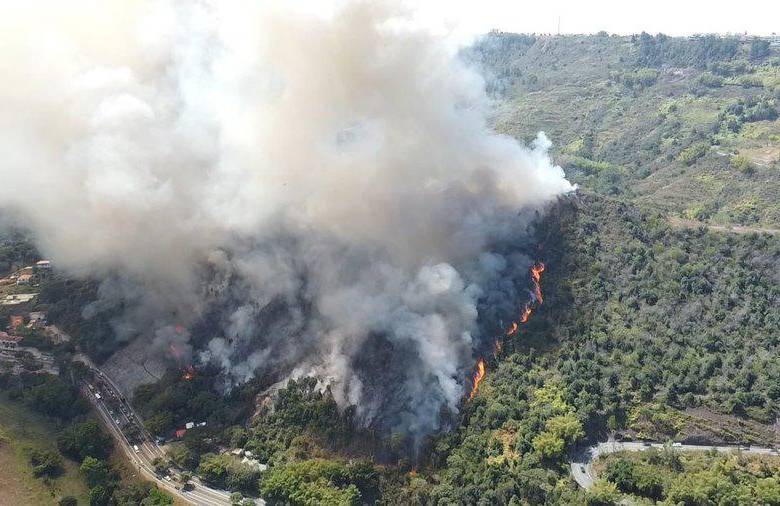 Un voraz incendio ha consumido más de 300 hectáreas en Santander. FOTO: TOMADA DE TWITTER @GralJuvenalDiaz