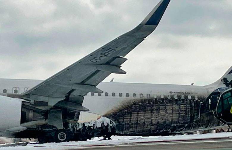El accidente paralizó las operaciones del aeropuerto Internacional Jorge Chávez de Lima que estará cerrado hasta el mediodía de este sábado. FOTO: TOMADA DE TWITTER @funesmemoriosa