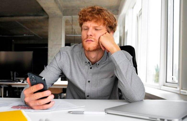 La renuncia silenciosa no implica dejar el empleo, sino limitarse a cumplir estrictamente con las funciones del cargo, sin asumir tareas adicionales ni comprometer el bienestar personal. FOTO: GETTY