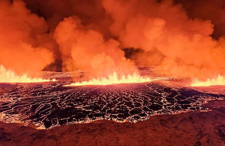 Erupción de volcán cerca de la ciudad de Grindavik en Islandia. FOTO COLPRENSA