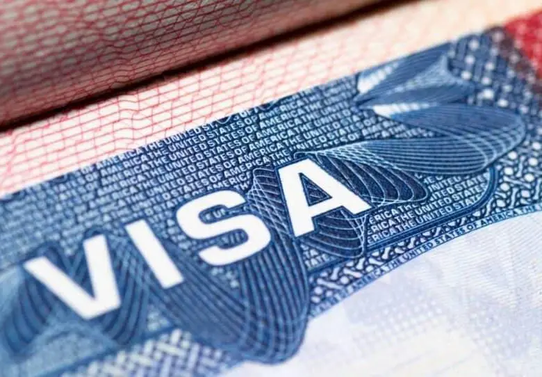 La suspensión de visas de inmigrante para ciudadanos de 75 países ha generado miles de casos detenidos en la fase consular, pese a que las solicitudes ya habían sido aprobadas por las autoridades estadounidenses. FOTO: Colprensa.