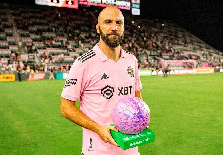 A sus 34 años, el delantero argentino anunció que deja el fútbol tras ser uno de los más destacados, ganó en Real Madrid, Napoli, Juventus y Chelsea. FOTO: CORTESÍA