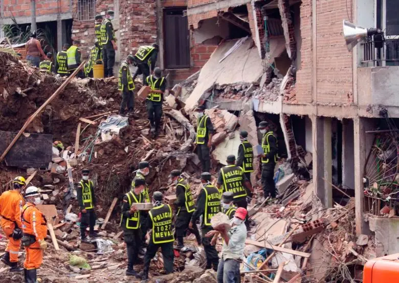 El 5 de diciembre de 2010 en el sector Calle Vieja, de La Gabriela, en Bello, colapsaron 50.000 metros cúbicos de tierra sobre las casas. FOTO ARCHIVO