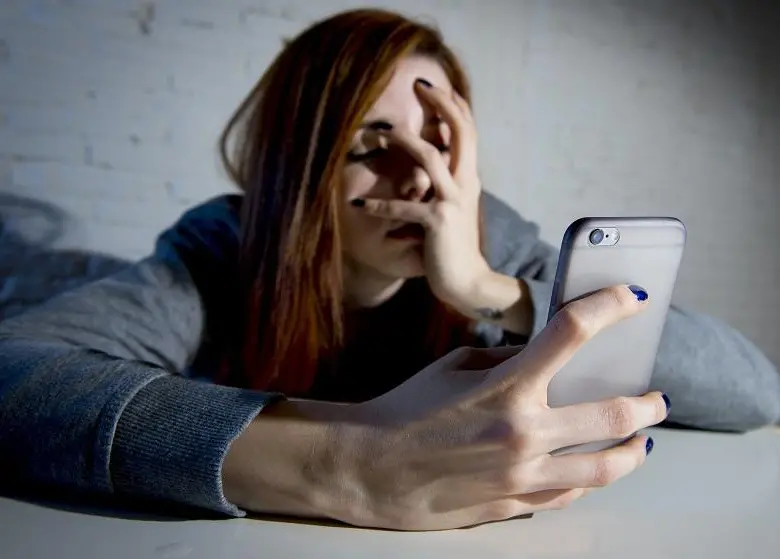 Viernes, noches y números desconocidos: así ocurre el acoso telefónico contra mujeres en Colombia