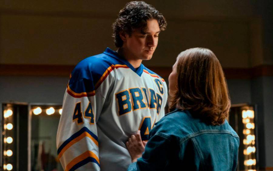 Estos son Belmont Cameli y Ella Bright, protagonistas de la primera temporada de Off Campus. FOTO: Cortesía Prime Video.