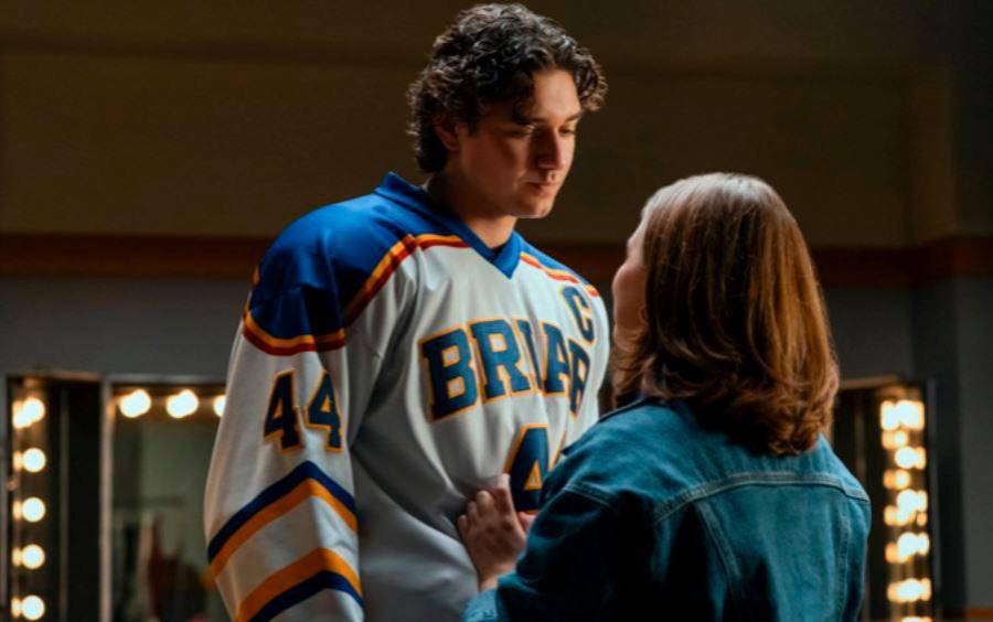 Estos son Belmont Cameli y Ella Bright, protagonistas de la primera temporada de Off Campus. FOTO: Cortesía Prime Video.
