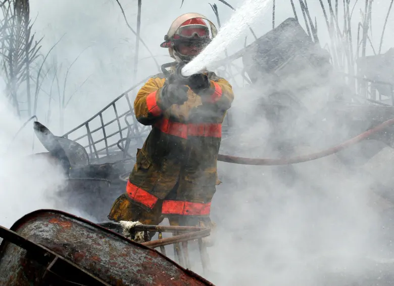 Imagen de referencia de un grupo de bomberos apagando un incendio. FOTO: EL COLOMBIANO
