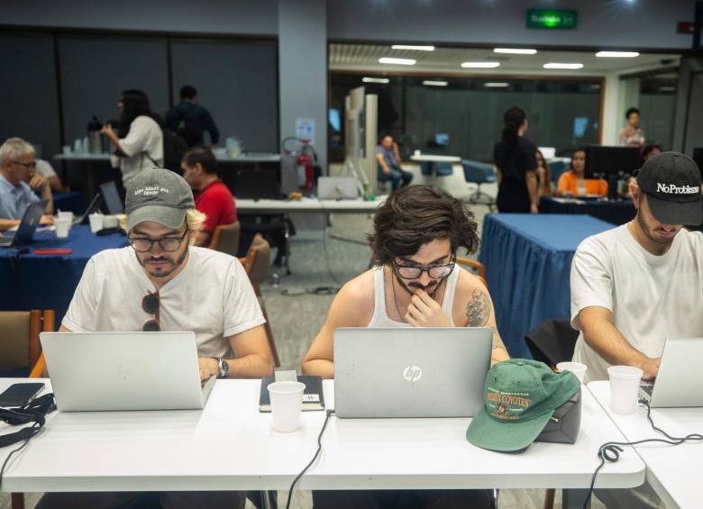 De izquierda a derecha: Juan Pablo Villa, Simón Vargas y Juan Pablo Isaza, tres de los cuatro integrantes de Morat trabajando en EL COLOMBIANO. FOTO Camilo Suárez