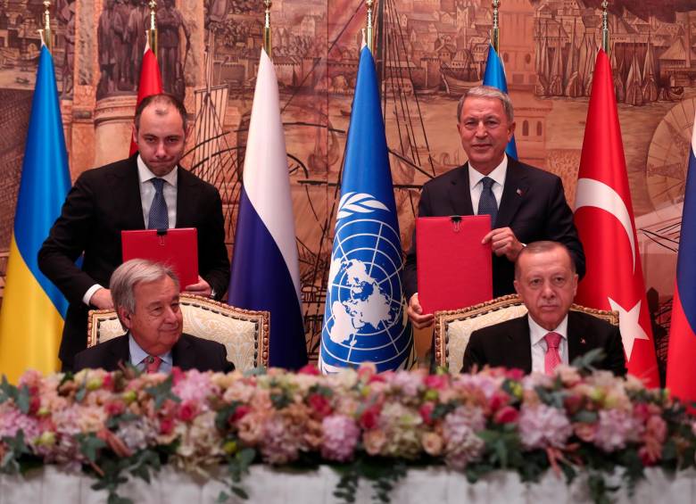 El presidente de Turquía, Recep Tayyip Erdogan, el secretario general de la ONU, Antonio Guterres, el ministro de Infraestructura de Ucrania Oleksandr Kubrakovy y el Ministro de Defensa turco Hulusi Akar asiste a una ceremonia de firma del acuerdo de envío de granos entre Turquía-ONU, Rusia y Ucrania. FOTO: EFE