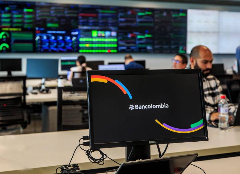 Bancolombia indicó que mantiene medidas de contingencia que permiten transferencias a cuentas inscritas y no inscritas de Bancolombia en la aplicación Mi Bancolombia, retiros en cajeros electrónicos y corresponsales bancarios, pagos con tarjetas débito, físicas o virtuales, y pagos con tarjetas de crédito. FOTO: Camilo Suárez