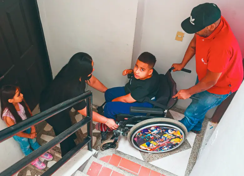 Con esta grúa, Miguel Ángel puede ser transportado de la cama a una silla de ruedas o a otro lugar sin tantas dificultades. FOTO MANUEL SALDARRIAGA