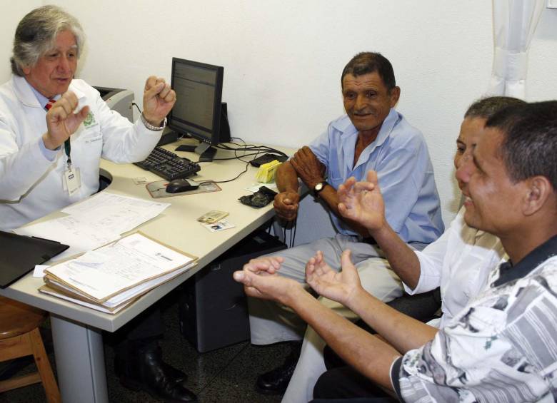 El neurólogo Francisco Lopera Restrepo durante una de sus consultas con uno de sus pacientes. Foto: Archivo Manuel Saldarriaga.