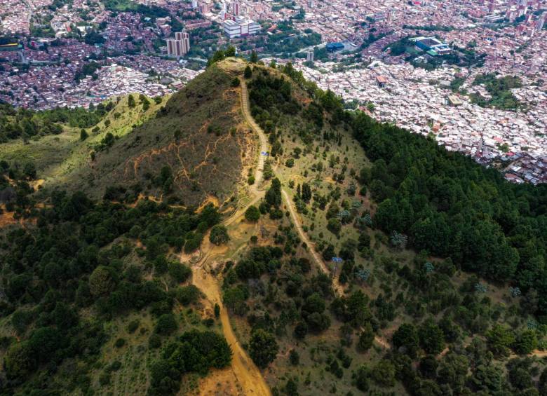1) CAI de la Policía en el Pan de Azúcar fue derribado. 2) El cerro, desde donde se atisba la ciudad, ajusta una racha de hurtos este año. FOTO manuel saldarriaga 