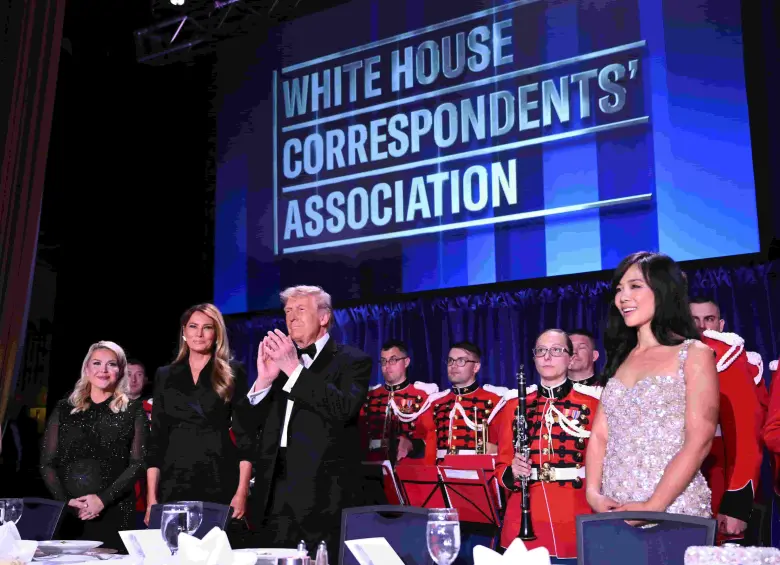 .Donald Trump habla con la prensa tras el incidente en la Cena de Corresponsales, luego de ser evacuado por el Servicio Secreto en medio de un tiroteo en Washington. FOTO: AFP.