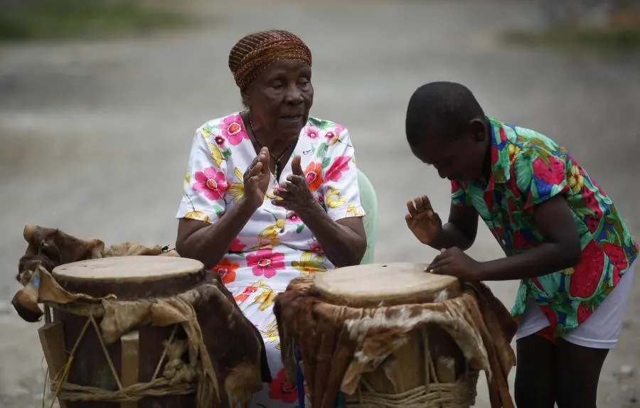Eustiquia Amaranto Santana, reconocida como la ‘Voz Insigne del Bullerengue’, fue una de las últimas grandes matronas de esta tradición en Urabá. Durante décadas formó cantadores y bailadores, preservando la memoria afro del territorio. Su muerte, ocurrida el 24 de diciembre en Turbo, dejó un vacío profundo en el territorio. FOTO: Manuel Saldarriaga