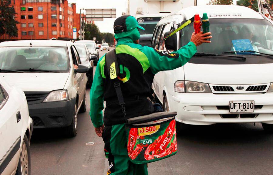 Según la denuncia ante MinTrabajo, Quala y Grupo Nutresa presuntamente estarían utilizando personas como vendedores informales y “letreros andantes” de productos comerciales, sin contratos, sin seguridad social y ”sin un salario digno”.