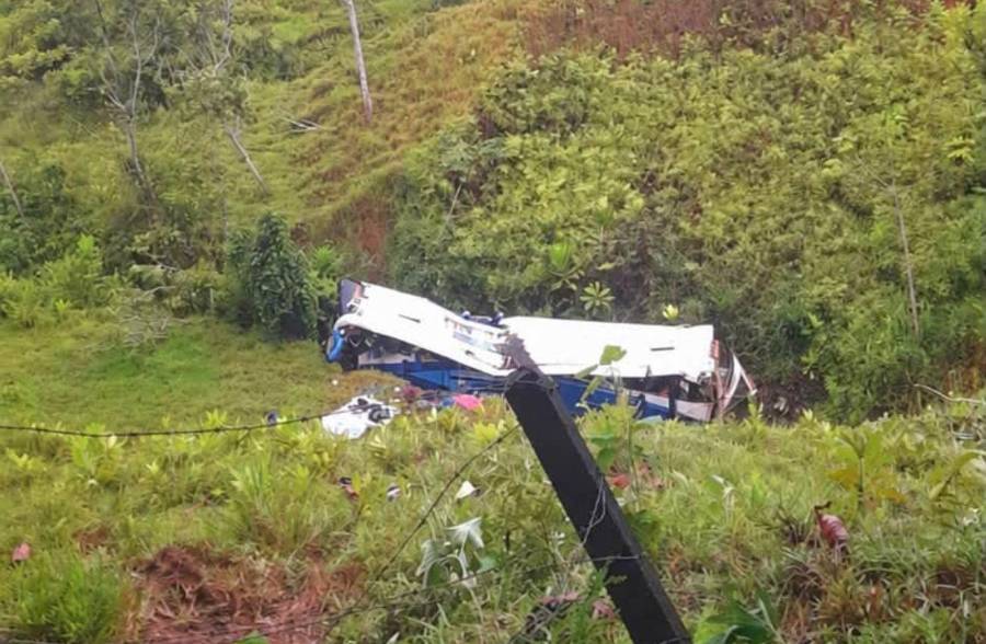 Así terminó el bus de la empresa Copetrán que cubría la ruta entre Santa Marta y Medellín en la mañana de este miércoles, que dejó a 29 personas lesionadas. FOTO: CORTESÍA RTP NOTICIAS REGIONAL