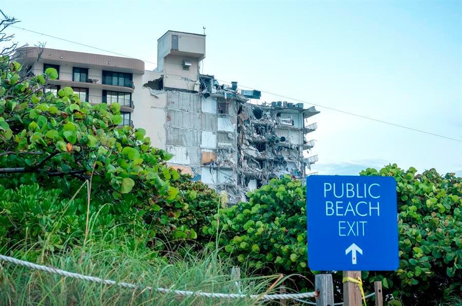 En la madrugada de este jueves 24 de junio se desplomó parte de un edificio de apartamentos ubicado en una calle principal de Miami Beach en Estados Unidos. Foto EFE