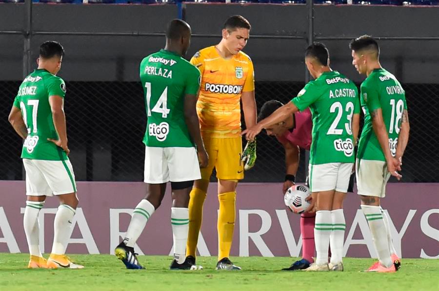 Jugadores de Nacional, al final de un partido de la Copa Libertadores contra libertad, esperan darle vuelta al marcador en Medellín el próximo miércoles. Foto: EFE.