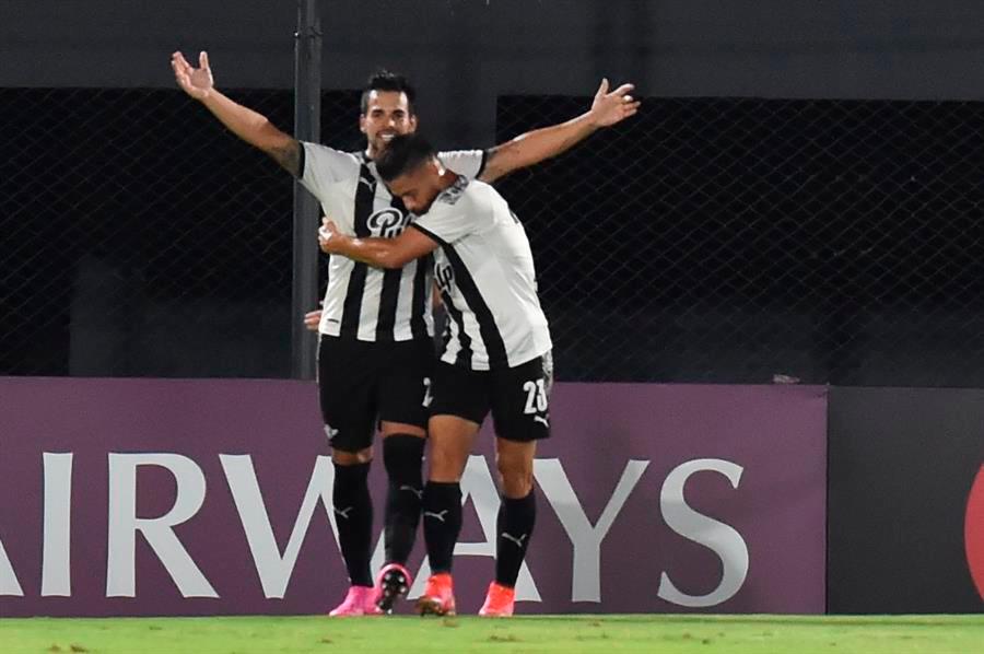 La derrota de Nacional en Paraguay, 1-0 ante Libertad, no le pone las cosas fáciles al club verde de cara al duelo de vuelta, pero hay razones de peso para pensar que el verde le puede dar vuelta a la serie. Foto: EFE.