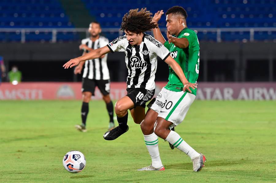 Nacional perdió por la mínima diferencia ante Libertad y deberá cambiar la historia en la vuelta para que no se repita la eliminación de 2019. Foto: EFE.