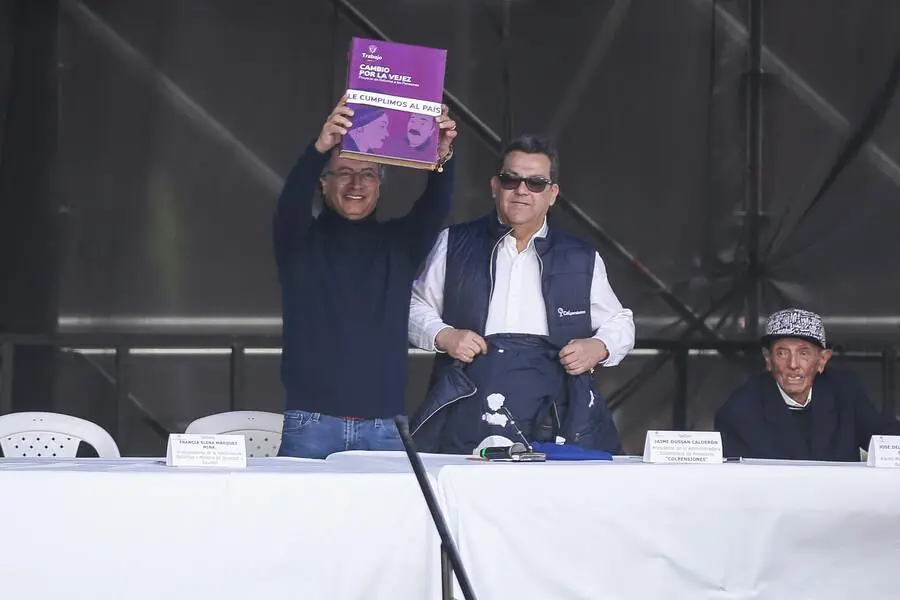 El pasado 16 de julio 16 de 2024, el presidente, Gustavo Petro Urrego, sancionó el proyecto de la reforma pensional en la Plaza de Bolívar. FOTO: Colprensa.
