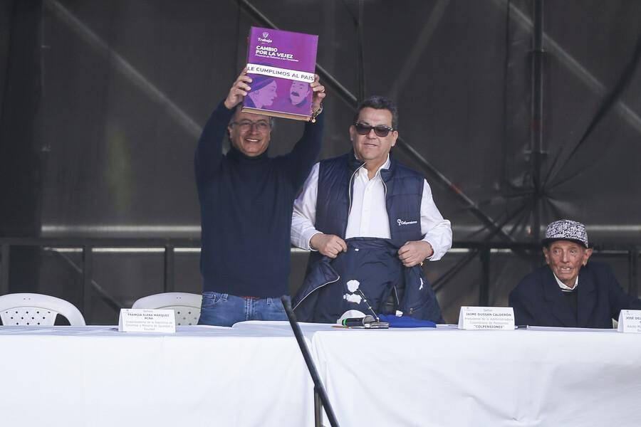 Gustavo Petro, presidente de Colombia; y Jaime Dussán, presidente de Colpensiones. FOTO: Colprensa