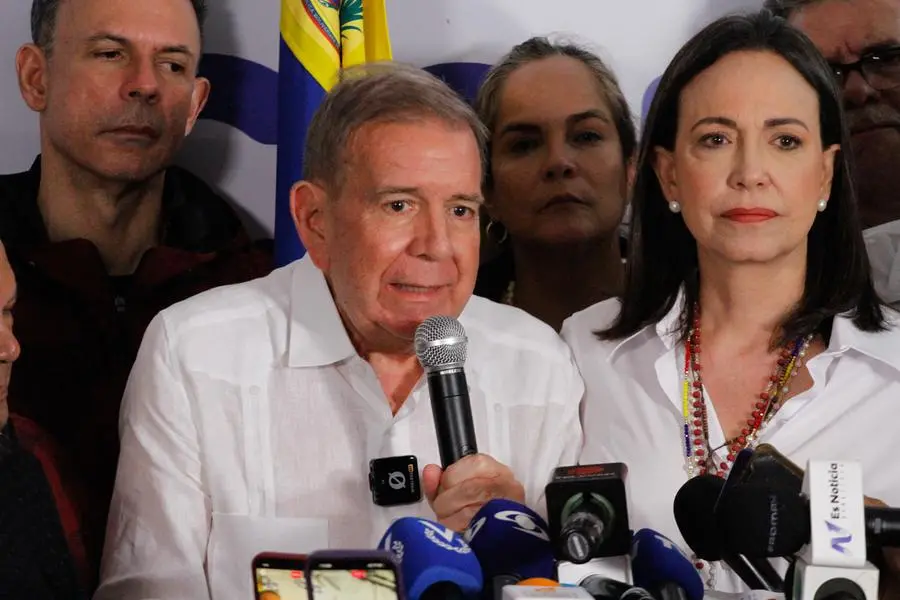 Edmundo González Urrutia (i), candidato presidencial de la coalición opositora denominada Plataforma Unitaria Democrática (PUD), habló junto a María Corina Machado (d), dirigente de la PUD, durante una conferencia de prensa en Caracas, Venezuela, el 29 de julio de 2024. FOTO: Xinhua