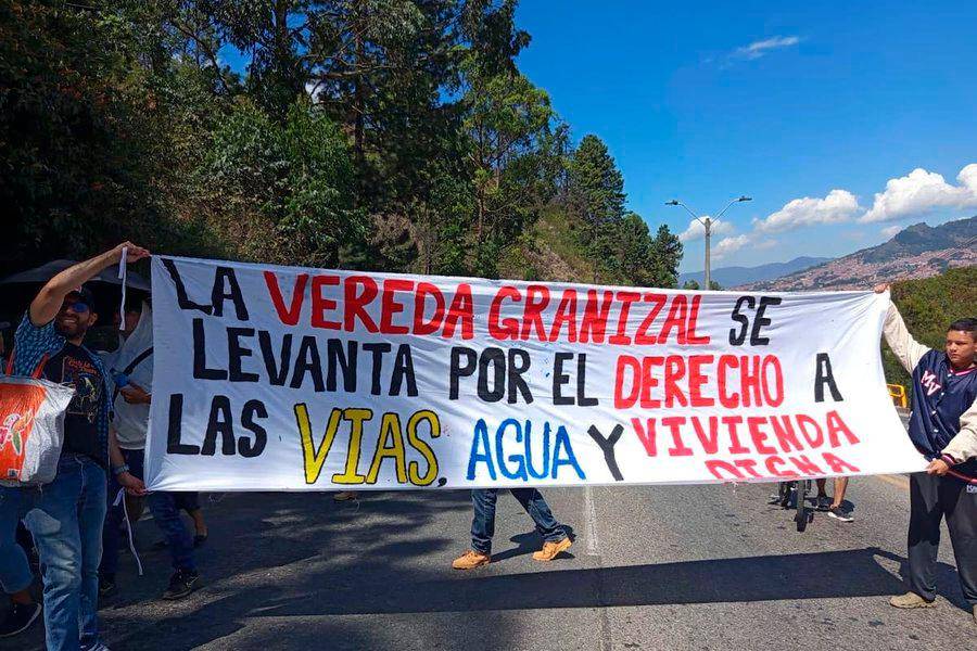 Los manifestantes hicieron bloqueos temporales para no interrumpir el paso de los viajeros, pero clamaron ser escuchados. FOTO: Cortesía