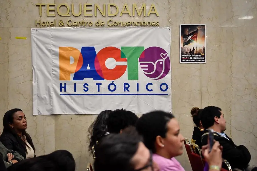 Una bandera del Pacto Histórico en el Hotel Tequendama, mientras se llevaba a cabo la Convención Nacional del partido. FOTO: COLPRENSA